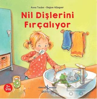Nil Dişlerini Fırçalıyor