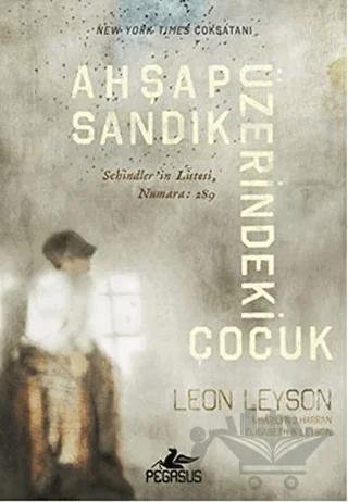 Ahşap Sandık Üzerindeki Çocuk